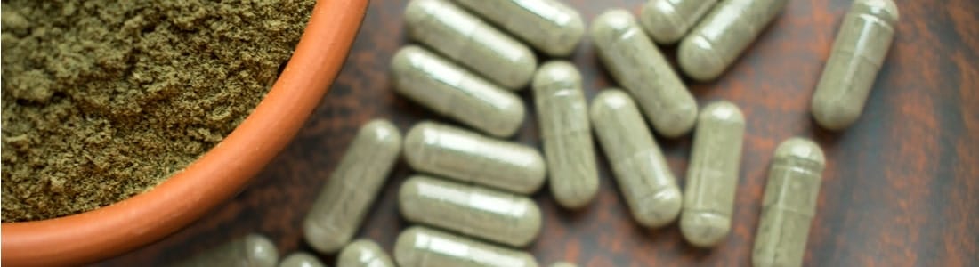 Green-Kratom-powder-and-capsules