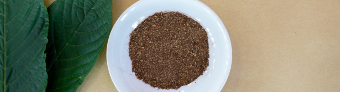 Kratom-leaf-and-powder