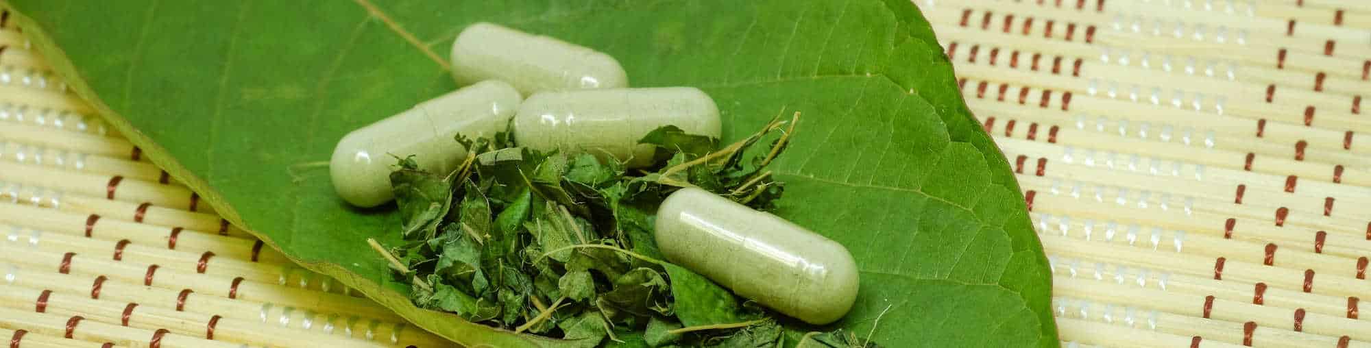image ofkratom leaves and capsules