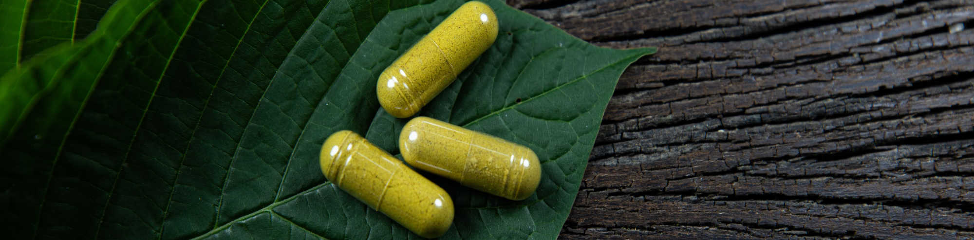 image of speciosa kratom leaves and capsules